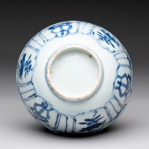 Five Chinese blue and white 'kraak' and 'kraak'-style plates, a saucer and a bowl, Ming/Qing — photo 13