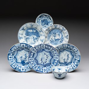Five Chinese blue and white 'kraak' and 'kraak'-style plates, a saucer and a bowl, Ming/Qing — photo 1