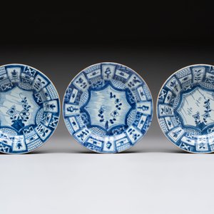 Five Chinese blue and white 'kraak' and 'kraak'-style plates, a saucer and a bowl, Ming/Qing — photo 2
