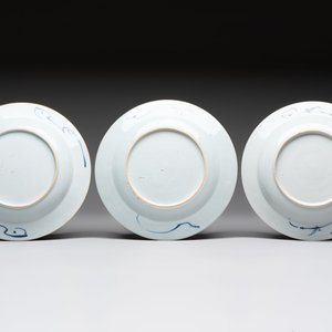 Five Chinese blue and white 'kraak' and 'kraak'-style plates, a saucer and a bowl, Ming/Qing — photo 3
