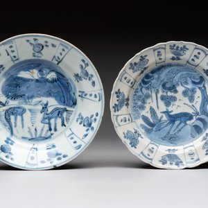 Five Chinese blue and white 'kraak' and 'kraak'-style plates, a saucer and a bowl, Ming/Qing — photo 4