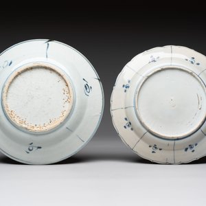 Five Chinese blue and white 'kraak' and 'kraak'-style plates, a saucer and a bowl, Ming/Qing — photo 5