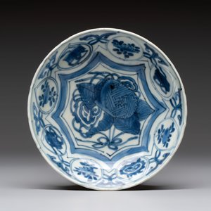 Five Chinese blue and white 'kraak' and 'kraak'-style plates, a saucer and a bowl, Ming/Qing — photo 6