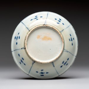 Five Chinese blue and white 'kraak' and 'kraak'-style plates, a saucer and a bowl, Ming/Qing — photo 7