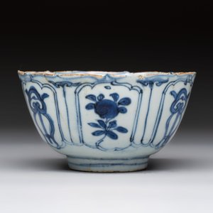 Five Chinese blue and white 'kraak' and 'kraak'-style plates, a saucer and a bowl, Ming/Qing — photo 8