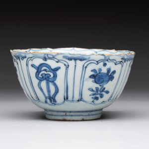 Five Chinese blue and white 'kraak' and 'kraak'-style plates, a saucer and a bowl, Ming/Qing — photo 9