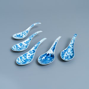 Five Chinese blue and white 'landscape' spoons, 19th C. — photo 1