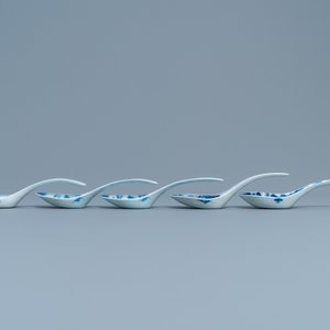 Five Chinese blue and white 'landscape' spoons, 19th C. — photo 4