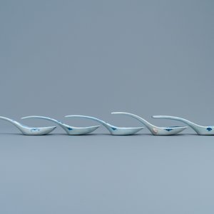 Five Chinese blue and white 'landscape' spoons, 19th C. — photo 5