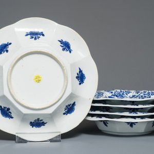 Five Chinese blue and white lobed plates with floral design, Kangxi — photo 2