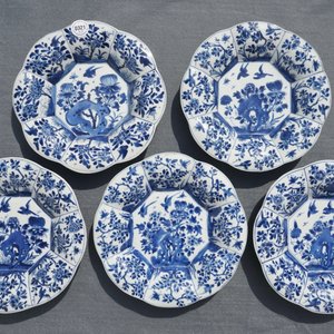 Five Chinese blue and white lobed plates with floral design, Kangxi — photo 3