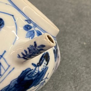 Five Chinese blue and white 'Long Eliza' teapots, Kangxi — 照片 17