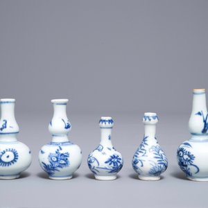 Five Chinese blue and white minature vases, Kangxi — 照片 3