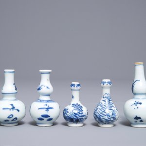 Five Chinese blue and white minature vases, Kangxi — 照片 4