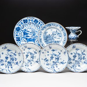 Five Chinese blue and white plates, a dish and a spittoon, Kangxi/Qianlong — foto 1