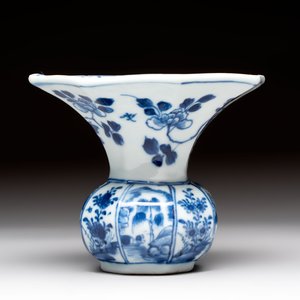 Five Chinese blue and white plates, a dish and a spittoon, Kangxi/Qianlong — foto 11