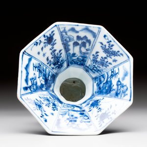 Five Chinese blue and white plates, a dish and a spittoon, Kangxi/Qianlong — foto 12