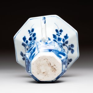 Five Chinese blue and white plates, a dish and a spittoon, Kangxi/Qianlong — foto 13