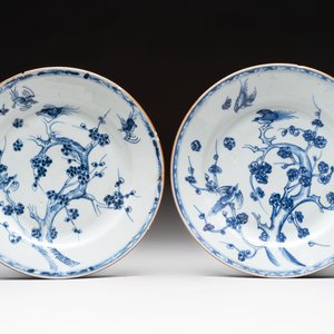 Five Chinese blue and white plates, a dish and a spittoon, Kangxi/Qianlong — foto 2