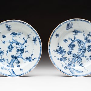 Five Chinese blue and white plates, a dish and a spittoon, Kangxi/Qianlong — foto 4