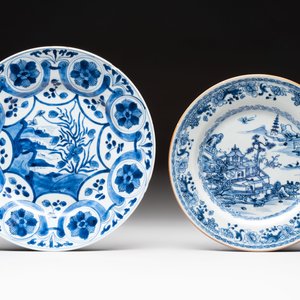 Five Chinese blue and white plates, a dish and a spittoon, Kangxi/Qianlong — foto 6