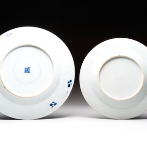 Five Chinese blue and white plates, a dish and a spittoon, Kangxi/Qianlong — foto 7