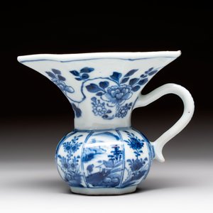 Five Chinese blue and white plates, a dish and a spittoon, Kangxi/Qianlong — foto 8