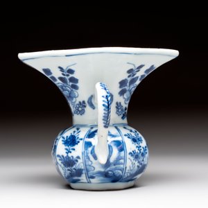 Five Chinese blue and white plates, a dish and a spittoon, Kangxi/Qianlong — foto 9