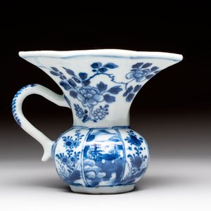 Five Chinese blue and white plates, a dish and a spittoon, Kangxi/Qianlong — foto 10