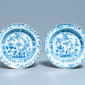 Five Chinese blue and white plates with floral design, Kangxi/Yongzheng — 照片 2