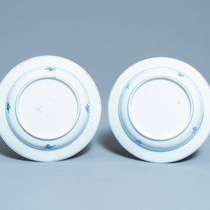 Five Chinese blue and white plates with floral design, Kangxi/Yongzheng — 照片 3