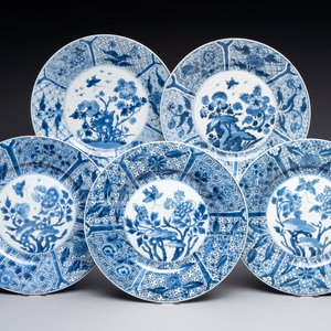 Five Chinese blue and white plates with floral design, Kangxi — photo 1