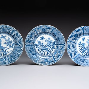 Five Chinese blue and white plates with floral design, Kangxi — photo 4