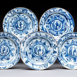 Five Chinese blue and white plates with raised central medallions, Kangxi/Yongzheng — photo 1