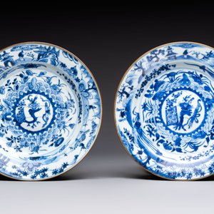 Five Chinese blue and white plates with raised central medallions, Kangxi/Yongzheng — photo 2