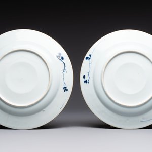 Five Chinese blue and white plates with raised central medallions, Kangxi/Yongzheng — photo 3