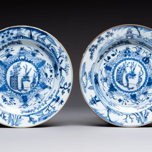 Five Chinese blue and white plates with raised central medallions, Kangxi/Yongzheng — photo 4