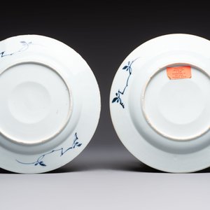 Five Chinese blue and white plates with raised central medallions, Kangxi/Yongzheng — photo 5