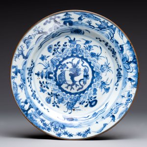 Five Chinese blue and white plates with raised central medallions, Kangxi/Yongzheng — photo 6