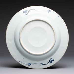 Five Chinese blue and white plates with raised central medallions, Kangxi/Yongzheng — photo 7