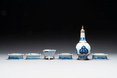 Five Chinese blue and white salts and a sprinkler with copper mounts, Kangxi/Jiaqing — 照片 4