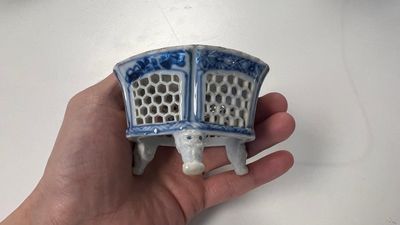 Five Chinese blue and white salts and a sprinkler with copper mounts, Kangxi/Jiaqing — 照片 7