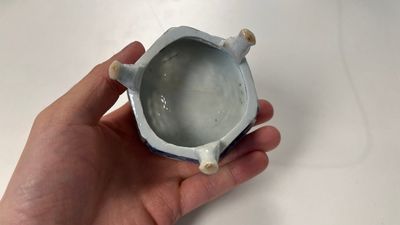 Five Chinese blue and white salts and a sprinkler with copper mounts, Kangxi/Jiaqing — 照片 8