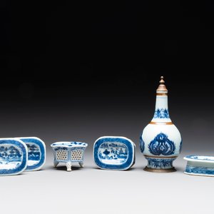 Five Chinese blue and white salts and a sprinkler with copper mounts, Kangxi/Jiaqing — 照片 1