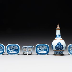 Five Chinese blue and white salts and a sprinkler with copper mounts, Kangxi/Jiaqing — 照片 2