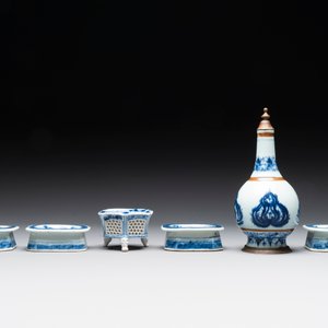 Five Chinese blue and white salts and a sprinkler with copper mounts, Kangxi/Jiaqing — 照片 3