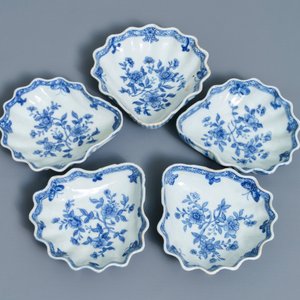 Five Chinese blue and white shell-shaped trays, Qianlong — 照片 2