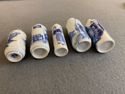 Five Chinese blue and white snuff bottles, 19th C. — photo 3
