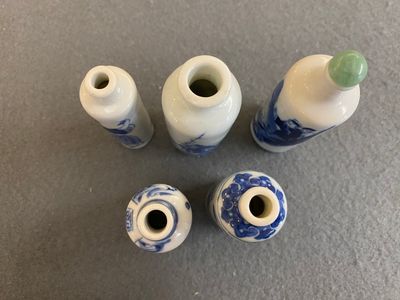 Five Chinese blue and white snuff bottles, 19th C. — photo 4