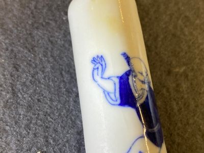 Five Chinese blue and white snuff bottles, 19th C. — photo 5
